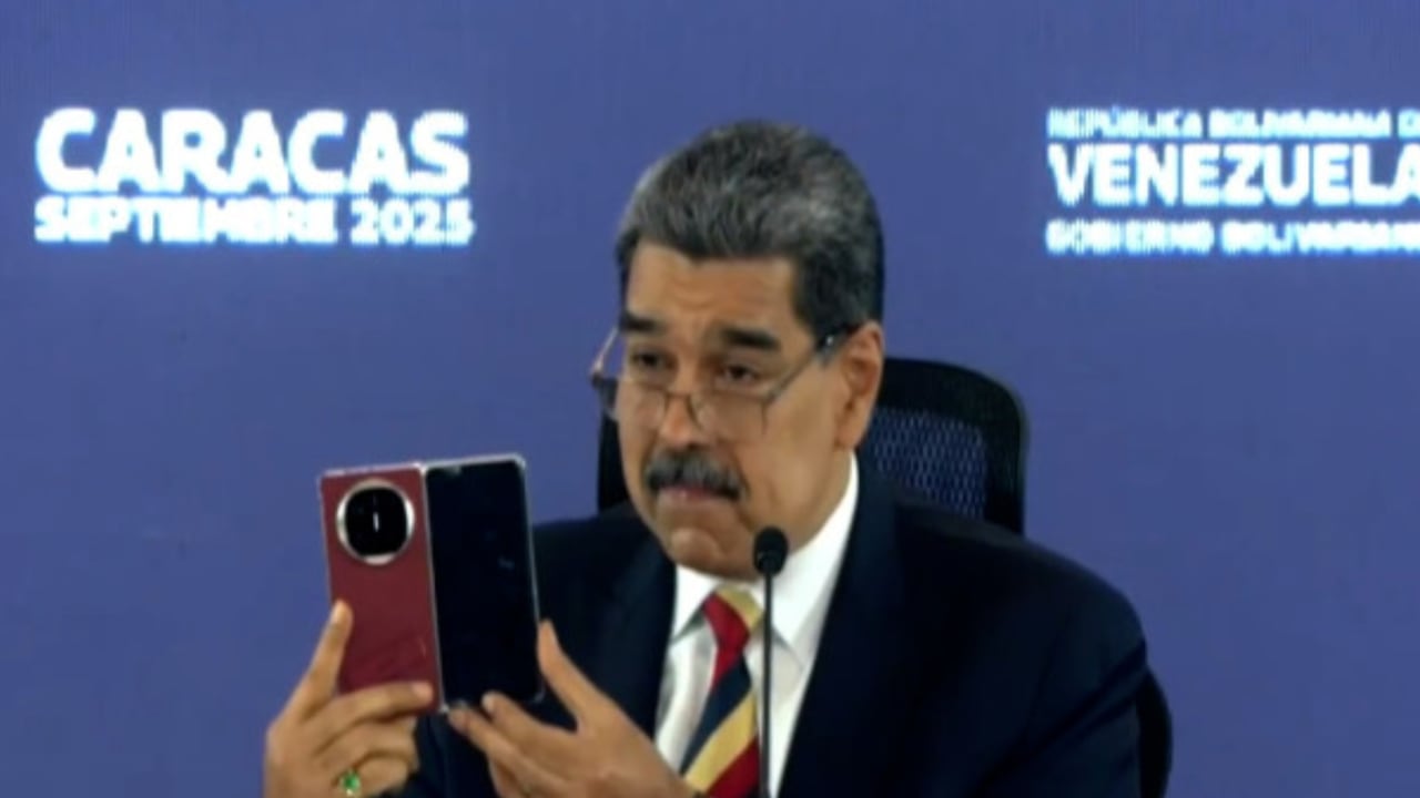 Nicolás Maduro presume su celular.