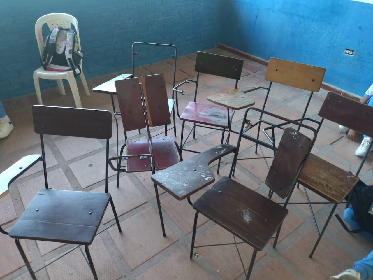 Así están las pocas sillas que hay en un salón del colegio.