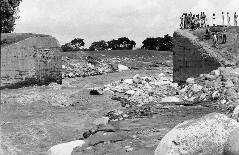 El puente que servía para atravesar el río Gualí, que pasa por Mariquita (Tolima), fue destruido por la avalancha. Solo quedaron los anclajes.