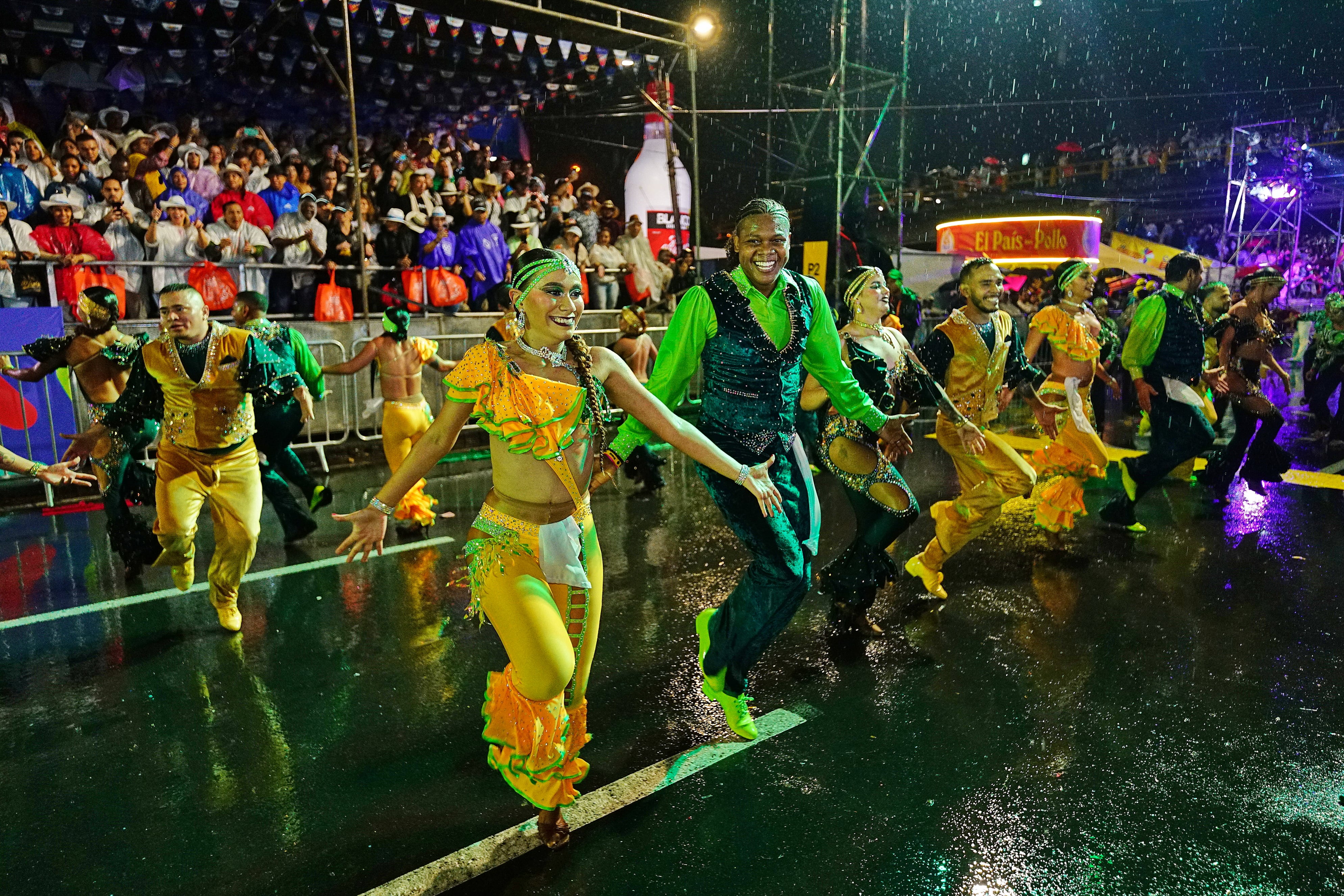 El Salsódromo, desfile inaugural de la Feria de Cali, en su versión número 68, no lo paró ni la lluvia, y con cerca de 32 mil personas dio inicio a la que es considerada la festividad más importante de los caleños. Este año con propios y turistas que, incluso bajo la lluvia, se agolparon en el sardinel y en las graderías dispuestas en la Autopista Suroriental para celebrar, bailar y reafirmar que Cali es la capital mundial de la salsa. Foto Jorge Orozco