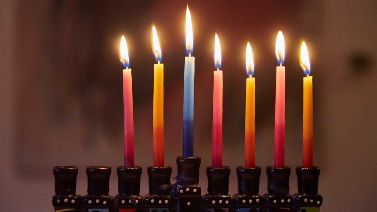 La demanda de velas aumenta con las festividades de fin de año.