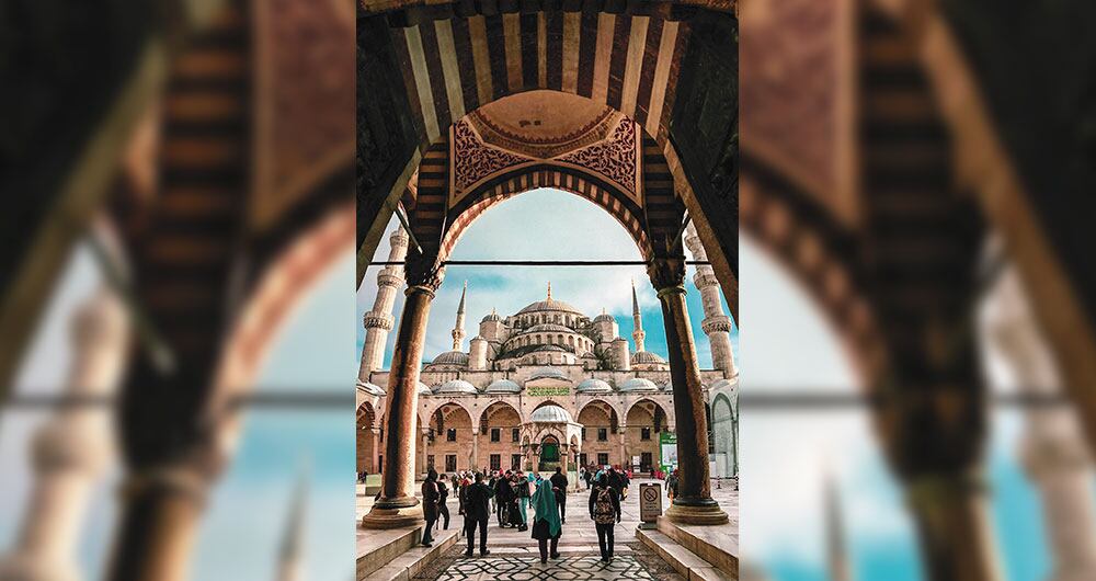 Un milenio y un jardín separan a las construcciones emblemáticas de Estambul: la Mezquita Azul (Foto) y Santa Sofía