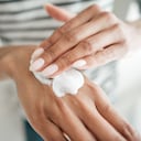 cuidado de las manos, cuidado de la piel, manos, manchas en la piel, manchas en las manos, manchas cutáneas, mascarilla, crema de manos