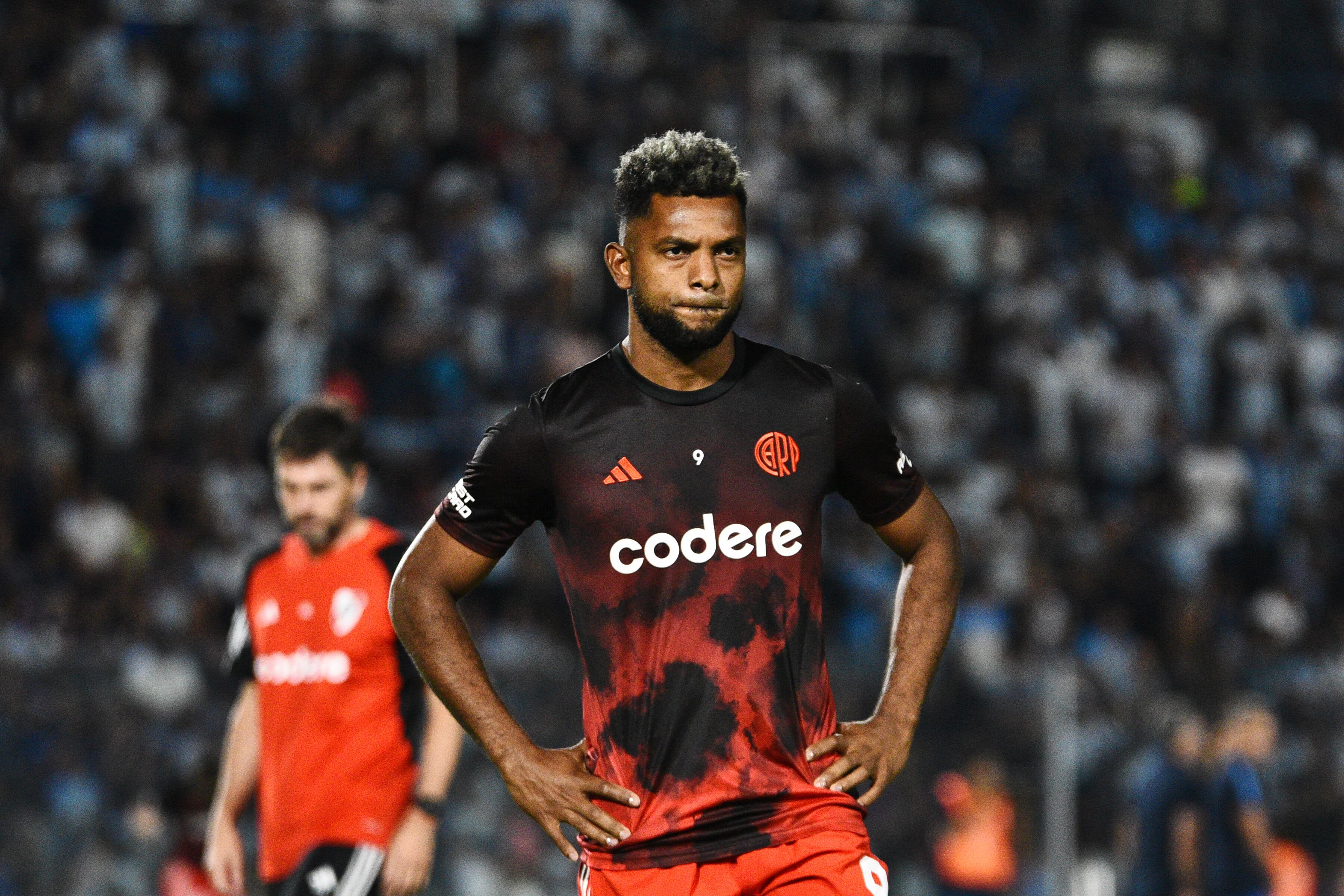 Miguel Ángel Borja de River Plate observa durante el calentamiento previo a un partido del Grupo A de la Copa de la Liga 2024 entre el Atlético de Tucumán y River Plate el 14 de febrero de 2024 en el Estadio Monumental José Fierro en Tucumán, Argentina. (Foto de Joaquín Camiletti/Getty Images)