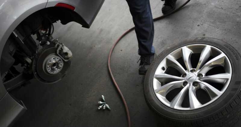 Es fundamental controlar la presión de los neumáticos, porque su mal estado hace que el automóvil tenga problemas para avanzar.