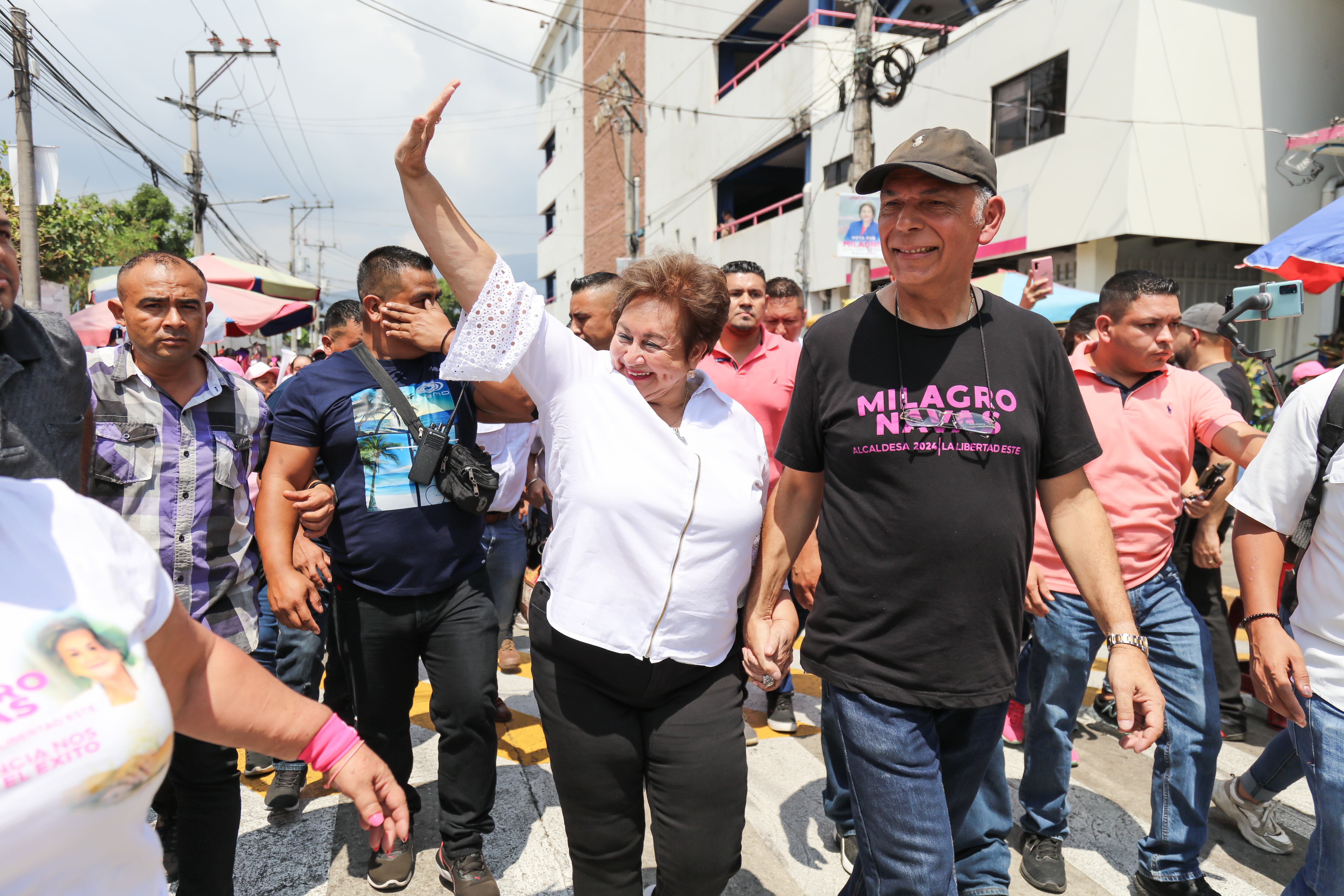 SAN SALVADOR, EL SALVADOR - 3 DE MARZO: La candidata a la alcaldía de La Libertad Milagro Navas del partido Alianza Republicana Nacionalista (ARENA) saluda a sus partidarios durante las elecciones Municipales