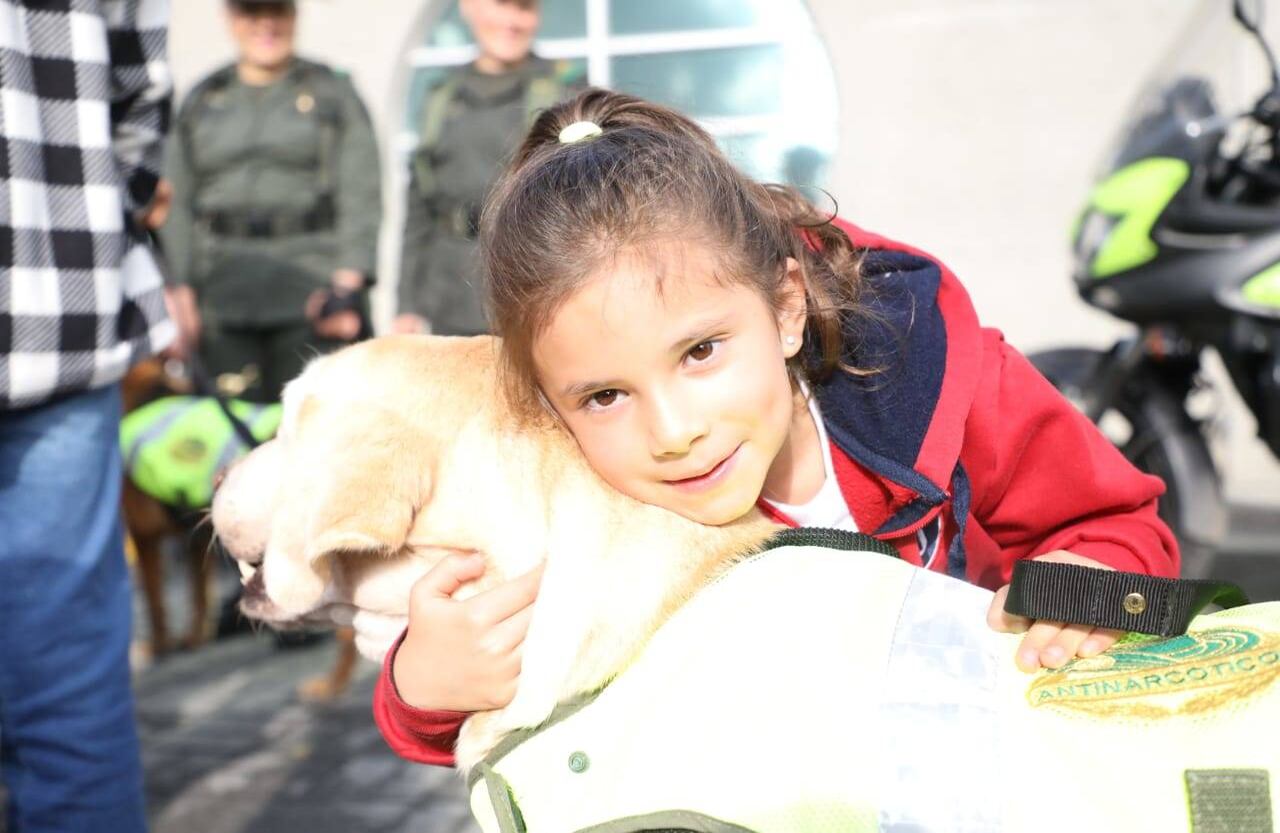 Los adoptantes firmaron un acuerdo en el cual se comprometieron a recibir periódicamente la visita de los especialistas de la unidad canina para revisar el estado de salud.