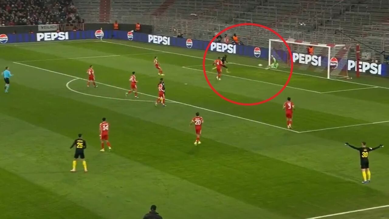 El momento de la atajada de Manuel Neuer que salvó al Bayern.