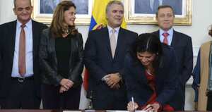 La vicepresidente, Marta Lucía Ramírez, el presidente Iván Duque y la directora del DNP, Gloria Alonso, durante la radicación del Plan de Desarrollo