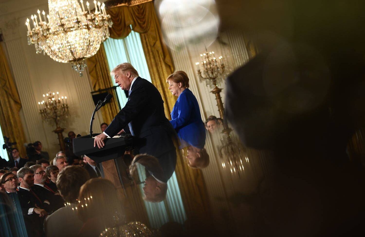 El presidente de los Estados Unidos, Donald Trump, habla durante una conferencia de prensa conjunta con la canciller alemana, Angela Merkel, en el Salón Este de la Casa Blanca el 27 de abril de 2018 en Washington, DC. / AFP PHOTO / Brendan Smialowski