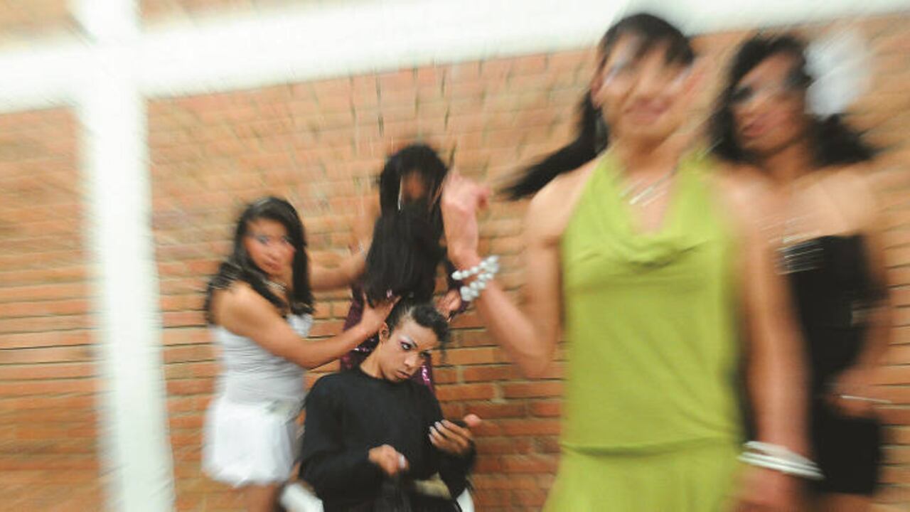 Varias mujeres trans reunidas para una presentación en Bogotá. Crédito fotos: Rodrigo Arangua / AFP