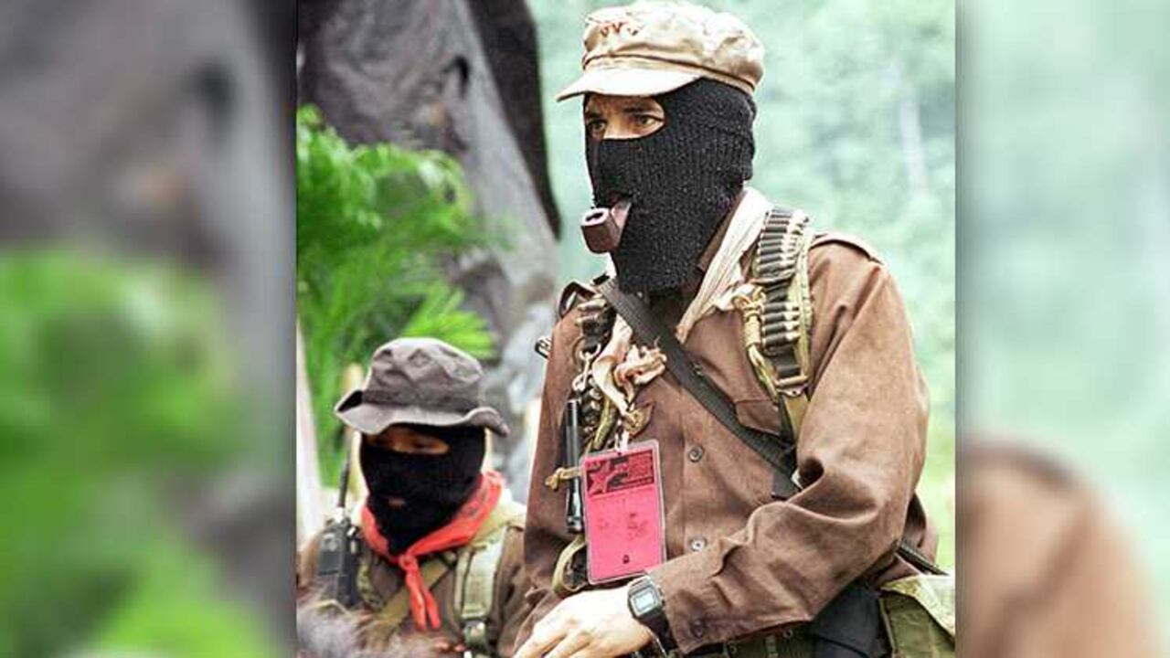 EL subcomandante Marcos junto a un miembro del Ejército Zapatista de Liberación Nacional (EZLN) en Chiapas.