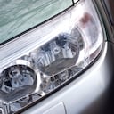 Expertos recomiendan revisar constantemente el sistema de iluminación del carro para prevenir accidentes.