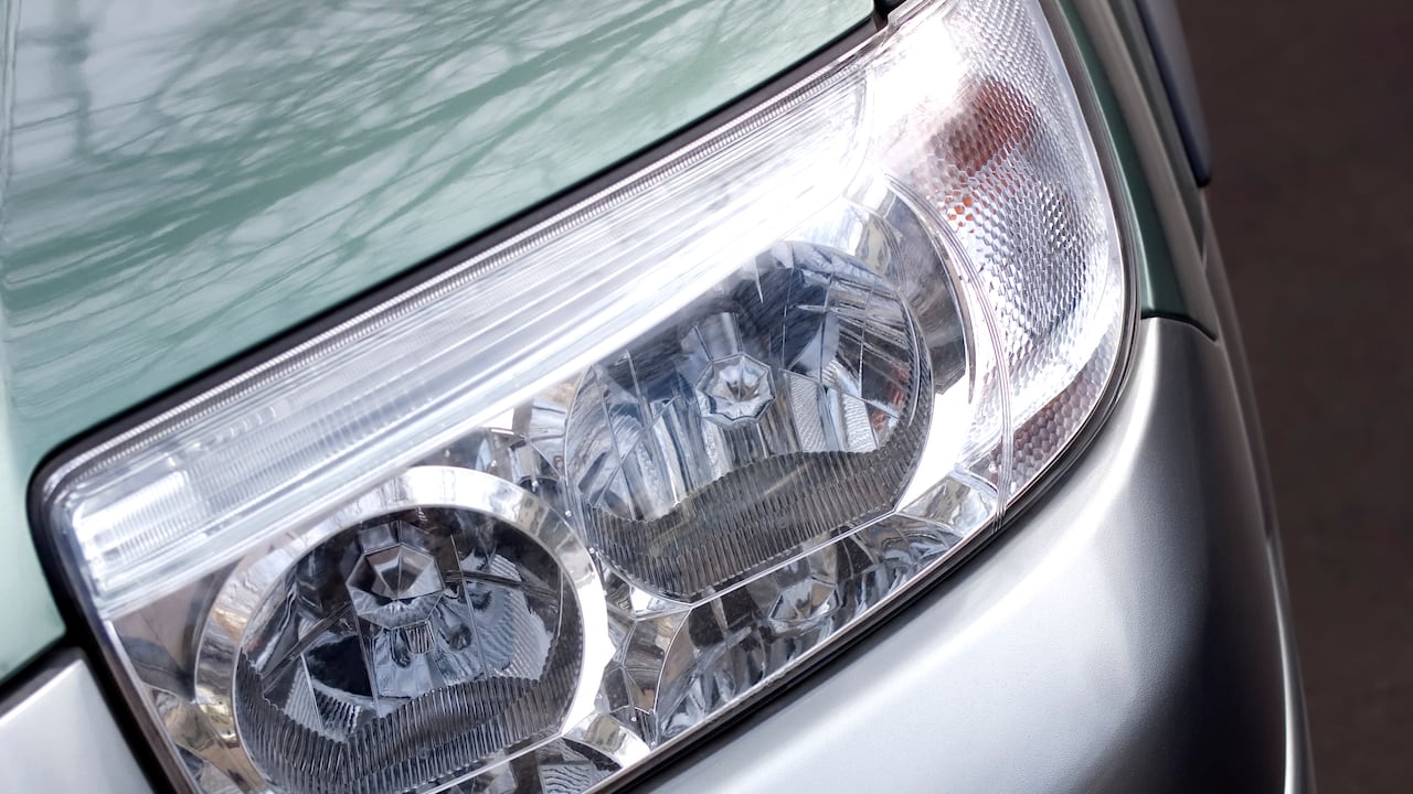 Expertos recomiendan revisar constantemente el sistema de iluminación del carro para prevenir accidentes.