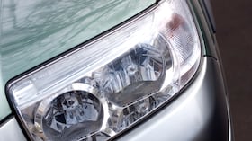 Expertos recomiendan revisar constantemente el sistema de iluminación del carro para prevenir accidentes.