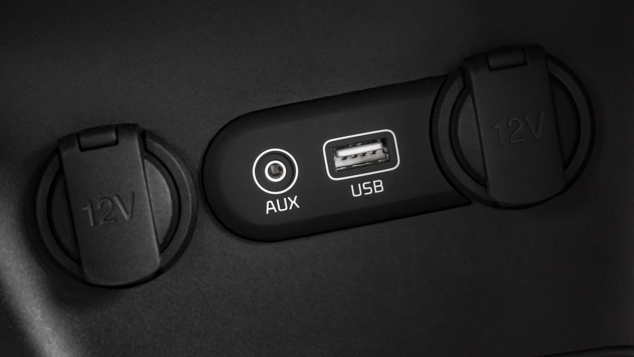 Los adaptadores para poder conectar cables de celular, pueden agotar la batería del vehículo.