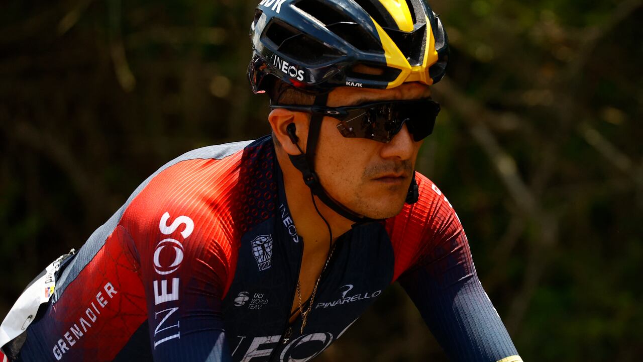 Team Ineos' Ecuadorian rider Richard Carapaz rides during the 4th stage of the Giro d'Italia 2022 cycling race, 172 kilometers between Avola and Etna-Nicolosi, Sicily, on May 10, 2022. (Photo by Luca Bettini / AFP)