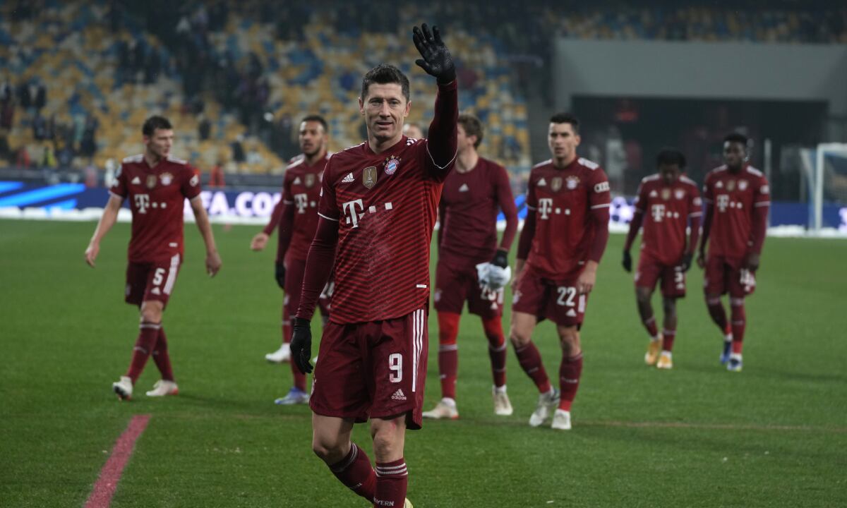 Bayern's Robert Lewandowski waves after the end of the Champions League group E soccer match between Dynamo Kyiv and Bayern Munich, at the Olimpiyskiy Stadium in Kyiv, Ukraine, Tuesday, Nov. 23, 2021. (AP/Efrem Lukatsky)