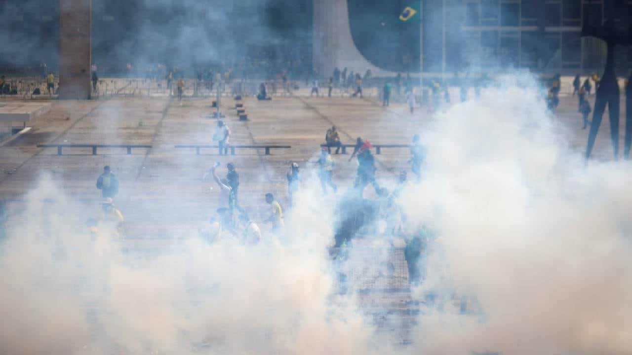 Jornada de caos en Brasilia contra Lula da Silva.