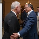 De izquierda a derecha: Andrea Petro, Álvaro Uribe y Gustavo Petro.