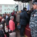 Las personas que llegaron de Kherson esperan una mayor evacuación a las profundidades de Rusia en la estación de tren de Dzhankoi en Crimea el 21 de octubre de 2022. - Las autoridades instaladas en Moscú de la región de Kherson en el sur de Ucrania dijeron el 20 de octubre de 2022 que alrededor de 15,000 personas han sido extraído del territorio que Rusia afirma haber anexado ante un avance ucraniano. (Foto de STRINGER / AFP)