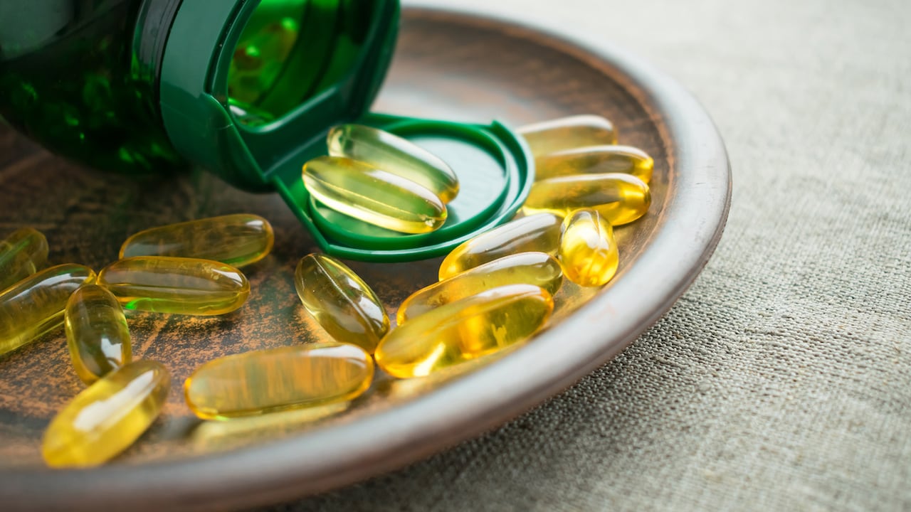 Las concentraciones demasiado elevadas de vitamina D en la sangre pueden causar náuseas, vómitos, debilidad muscular, entre otras.