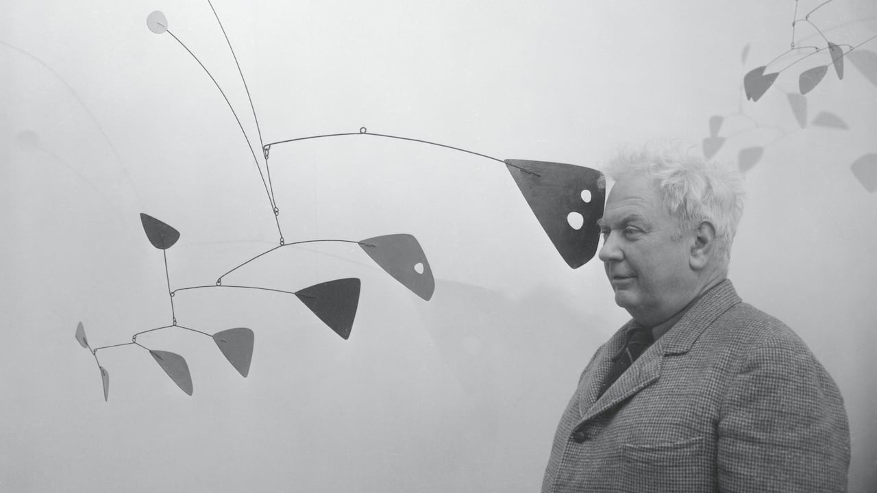 El artista norteamericano Alexander Calder con una de sus famosas esculturas móviles. Foto Getty Images.
