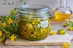 La hierba de San Juan puede ayudar a producir serotonina.