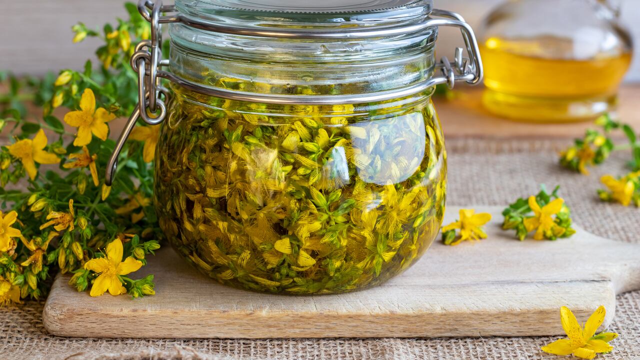 La hierba de San Juan puede ayudar a producir serotonina.