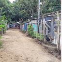 Las calles de 7 de Mayo, en el corregimiento de Malagana, en Mahates (Bolívar), se mantienen limpias de basura, pero sus casas reflejan la pobreza extrema en la que habitan retornados y migrantes de Venezuela, así como desplazados de Colombia. Patricia Orozco, de 29 años, caminó desde ese país con sus cuatro hijos y casi desde el comienzo de la pandemia se instaló en el asentamiento.