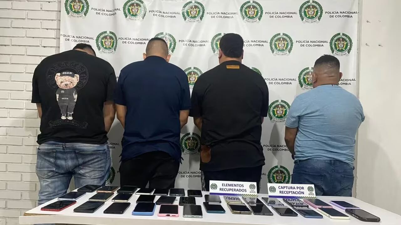Cuatro sujetos fueron capturados por la Policía de Cali ante la sospecha de ser los responsables de robar celulares durante la Feria de Cali. Foto: @PoliciaCali