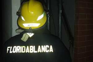 Bomberos de Floridablanca intentan apagar un incendio forestal