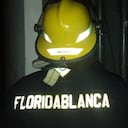 Bomberos de Floridablanca intentan apagar un incendio forestal