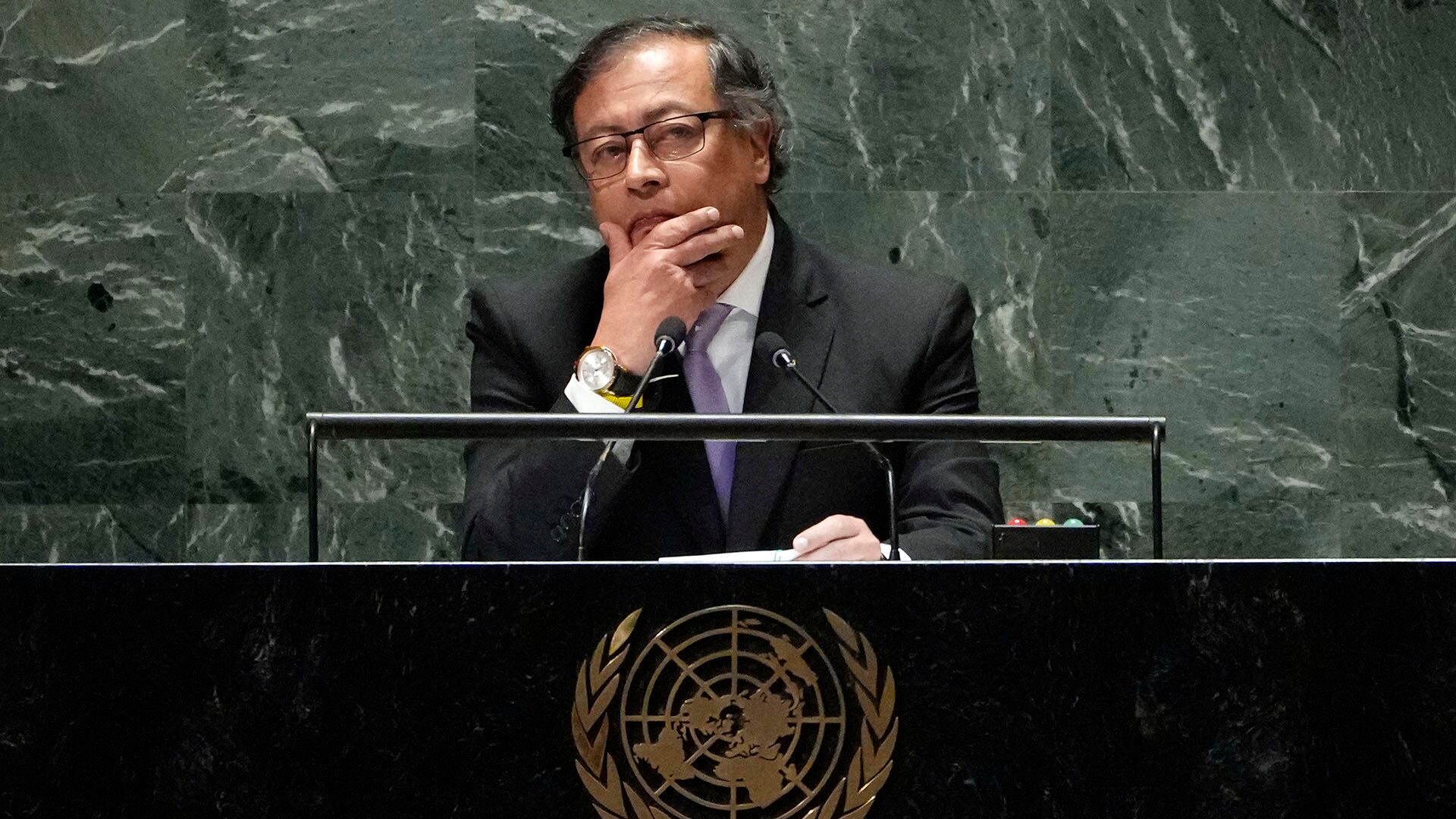 El presidente de Colombia, Gustavo Petro Urrego, espera que cese el ruido de la audiencia antes de dirigirse al 78º período de sesiones de la Asamblea General de las Naciones Unidas, el martes 19 de septiembre de 2023. (Foto AP/Richard Drew)