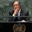 El presidente de Colombia, Gustavo Petro Urrego, espera que cese el ruido de la audiencia antes de dirigirse al 78º período de sesiones de la Asamblea General de las Naciones Unidas, el martes 19 de septiembre de 2023. (Foto AP/Richard Drew)