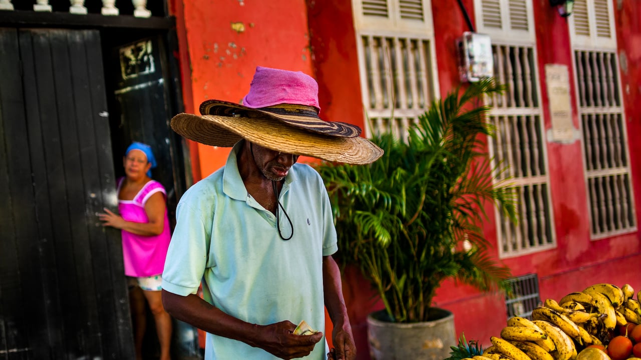 En Getsemaní siempre está pasando algo: el músico que toca, el artista que se escabulle por los pasadizos para pintar o los locales, que recorren las calles y las embellecen.