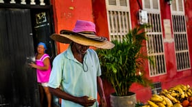 En Getsemaní siempre está pasando algo: el músico que toca, el artista que se escabulle por los pasadizos para pintar o los locales, que recorren las calles y las embellecen.