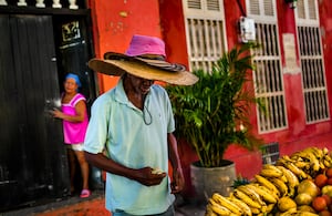 En Getsemaní siempre está pasando algo: el músico que toca, el artista que se escabulle por los pasadizos para pintar o los locales, que recorren las calles y las embellecen.