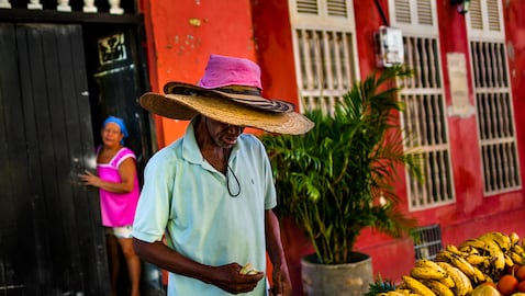 En Getsemaní siempre está pasando algo: el músico que toca, el artista que se escabulle por los pasadizos para pintar o los locales, que recorren las calles y las embellecen.
