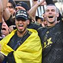 Arango irrumpió en la rueda de prensa para empapar de cerveza al héroe del partido