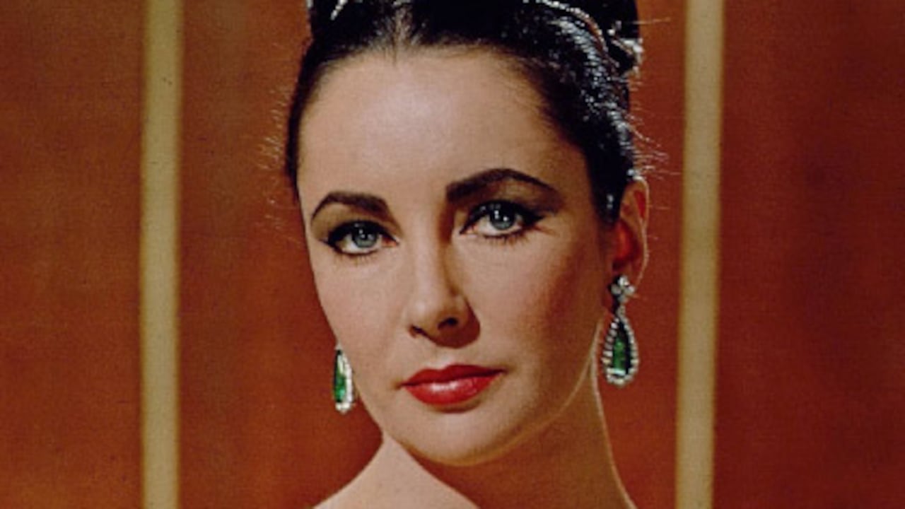 Tenía una millonaria colección de joyas, que incluía el famoso diamante Krupp y la esmeralda que aparece en la foto. Las dos se las regaló Burton.