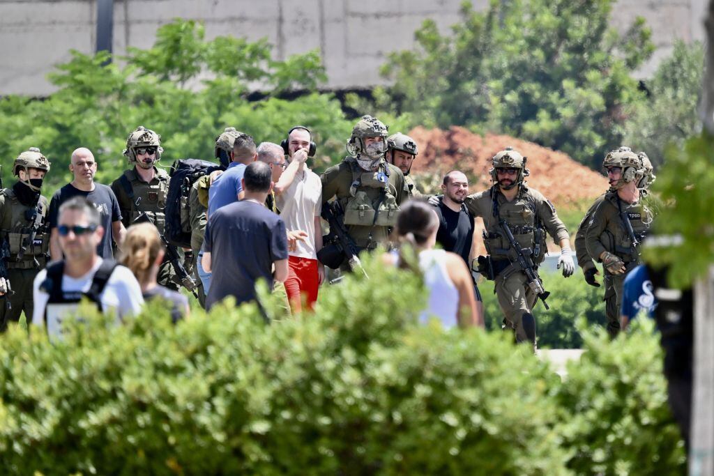 Andrey Kozlov, de 27 años, y Almog Meir, de 21, dos de los cuatro rehenes israelíes recuperados tras una operación militar