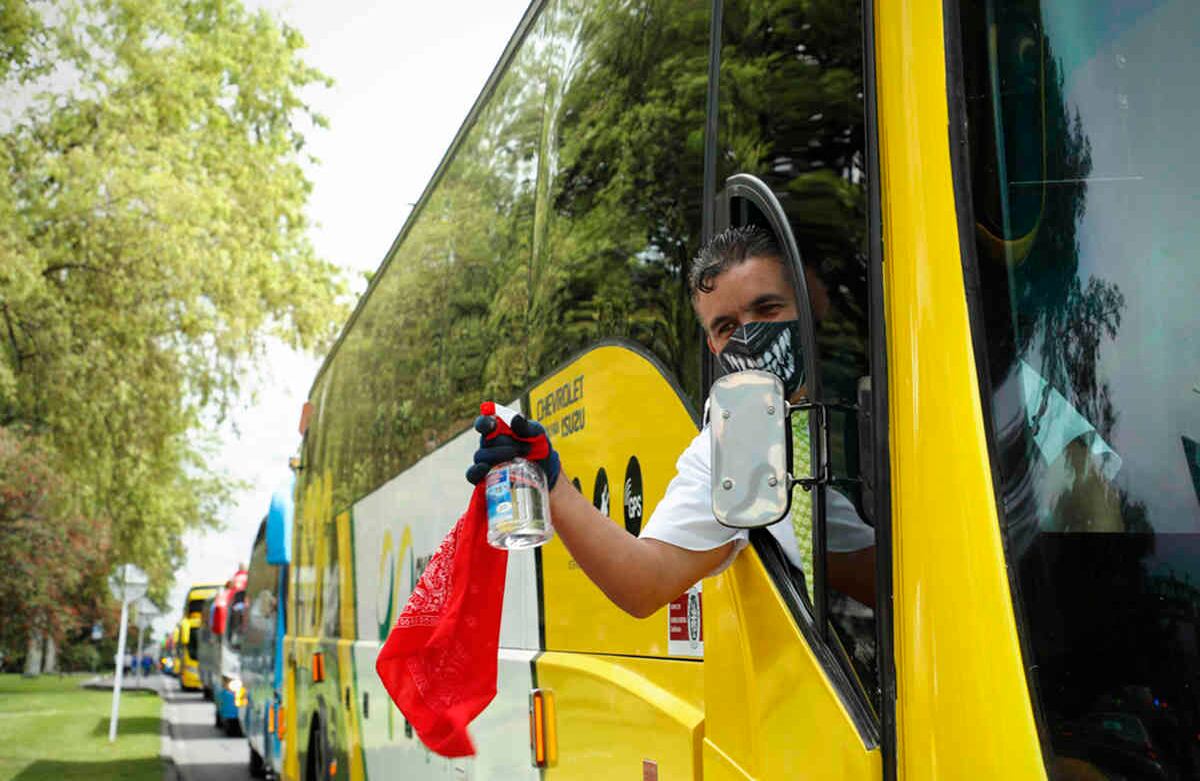  Jorge Jaramillo, gerente de Expreso Palmira, fue tajante al decir que el gremio necesita "crédito directo a través de Bancoldex, refinanciación de los créditos de la banca y una reactivación inmediata el 1 de junio de nuestra actividad". Los transportadores también buscan que haya una disminución en costos de operación, combustible, peajes y, sobre todo, un control a la piratería que por estos días se lleva los pocos pasajeros que hay.  Foto: Guillermo Torres / SEMANA 
