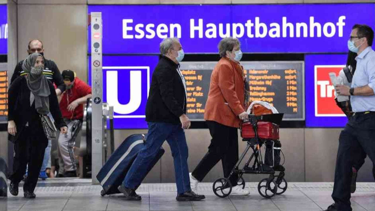 El Instituto Robert Koch registró 952 fallecidos por la enfermedad, un tercio más que la anterior marca, registrada el pasado viernes. Desde hoy y hasta el 10 de enero no podrán abrir los comercios no esenciales.