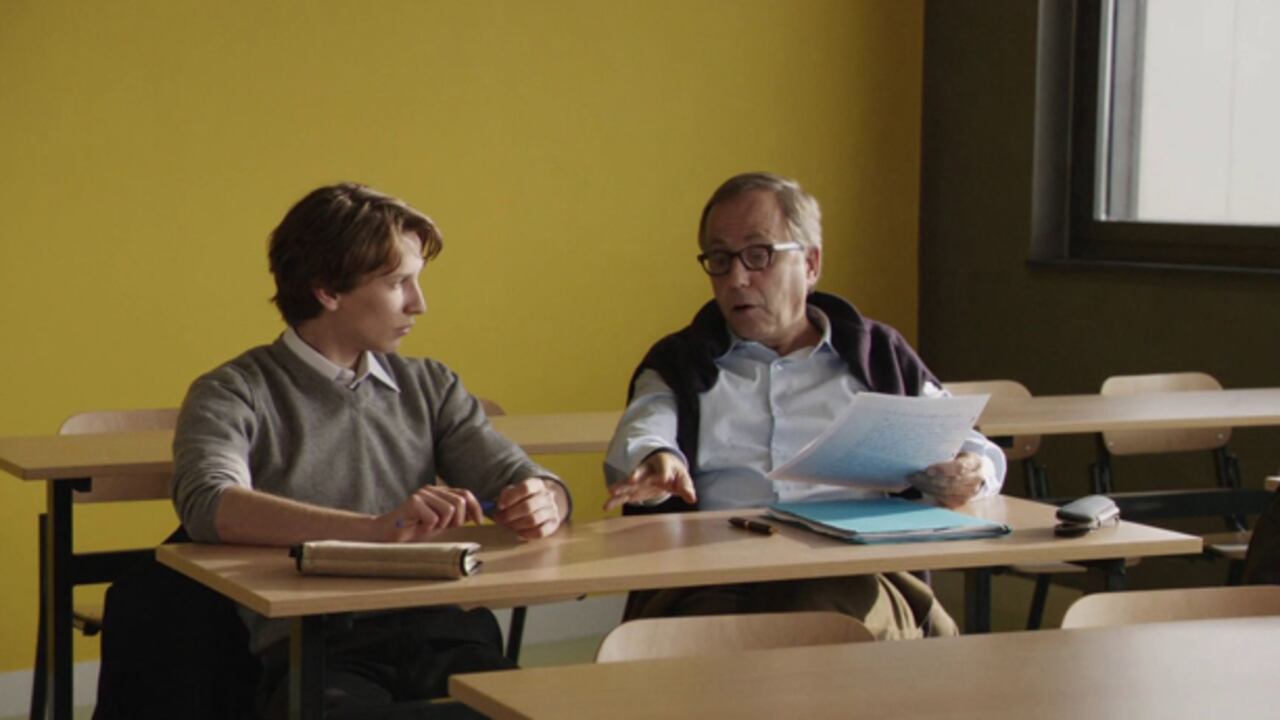 Un profesor de literatura frustrado descubre a un alumno diferente. El joven le revela que está escribiendo una novela sobre la familia de uno de sus compañeros de clase.