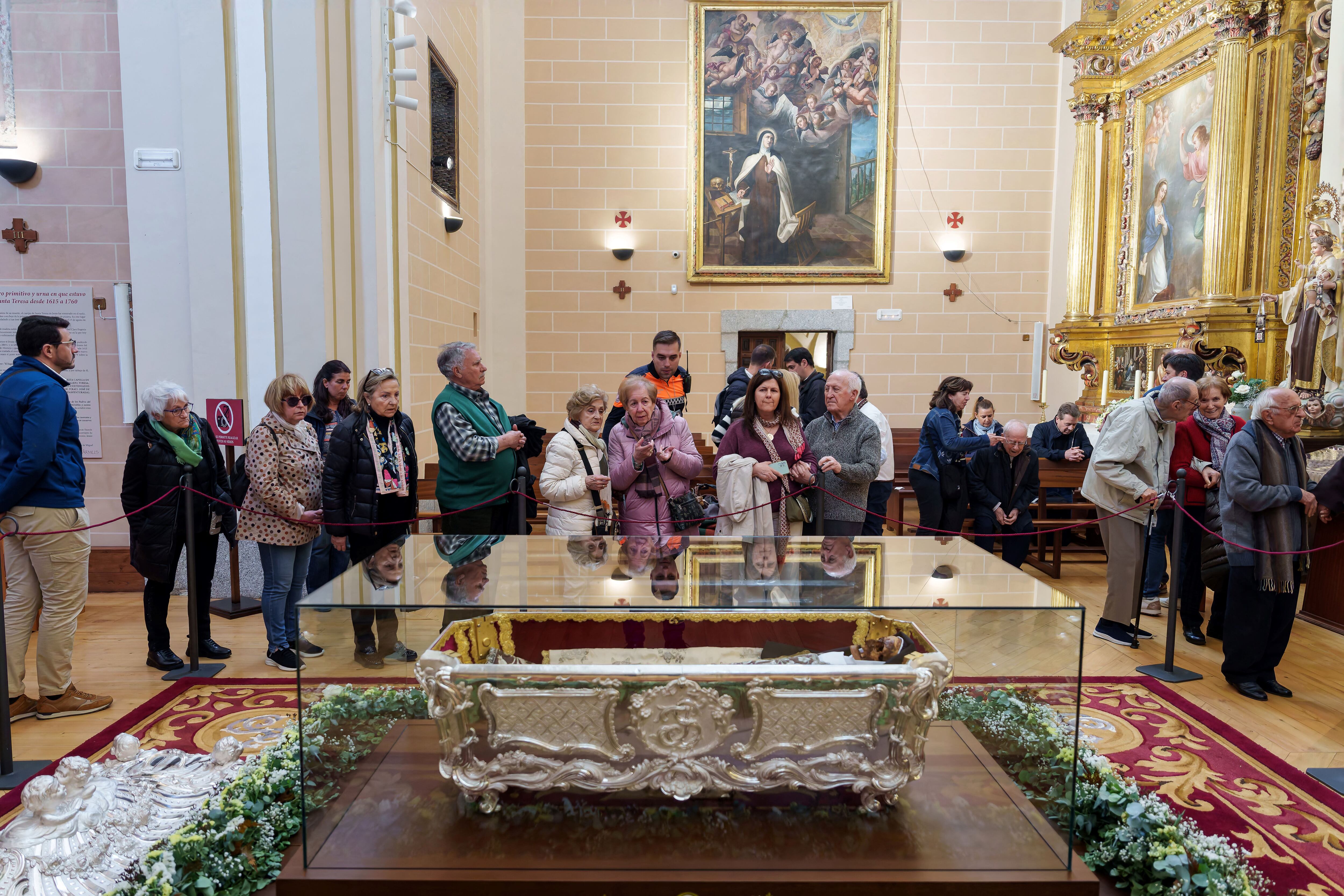 Fieles contemplan el cuerpo de Santa Teresa de Jesús en la Basílica de la Anunciación de Nuestra Señora del Carmen en Alba de Tormes, Salamanca, el 12 de mayo de 2025. El cuerpo de Santa Teresa de Jesús se exhibe al público por primera vez desde 1914. (Foto de CESAR MANSO / AFP)