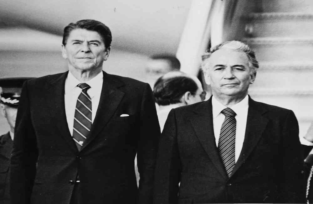 El presidente de Estados Unidos, Ronald Reagan (1987-1989), con el presidente Belisario Betancur (1982-1986).  El 3 de diciembre de 1982 Reagan llegó a Bogotá para un encuentro con Betancur. En ese momento el presidente colombiano abogó por una alianza social sin "dependencias" y aprovechó para decirle a su homólogo que los productos colombianos los paguen justamente. 