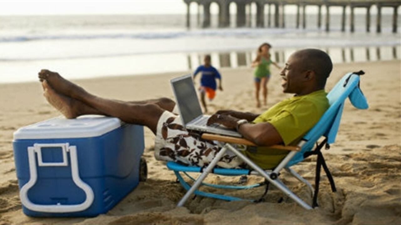 Las fundas y tener un cargador a la mano son las mejores recomendaciones para la época de vacaciones.