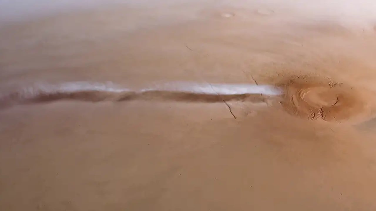 Nube alargada de Arsia Mons vista por Mars Express: una estela de hielo de agua que se extiende unos 1.500 kilómetros sobre Marte.