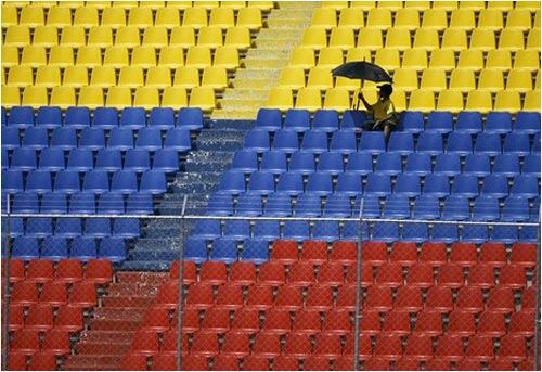 El primero. El aficionado de la fotografía madrugó para coger palco en el encuentro de Chile y Ecuador. 